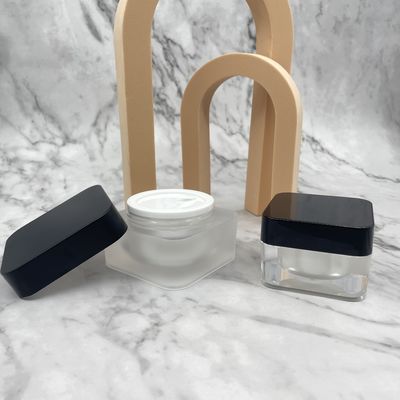 El cosmético plástico del cuadrado sacude los pequeños envases que el casquillo negro 15g 30g modificó color para requisitos particulares