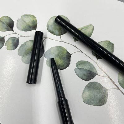 Envase plástico delgado vacío de relleno del maquillaje del diámetro 6m m de la altura 123m m del estilo del lápiz de ceja de la capacidad 0.08g