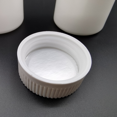 los niños blancos de la botella del HDPE 120cc impermeabilizan el casquillo empujan hacia abajo y dan vuelta para abrirse